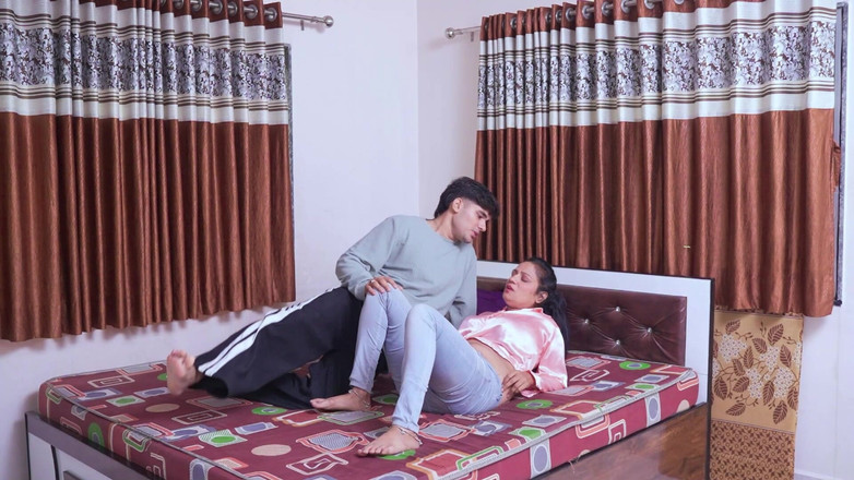 Desi Maal studios: Mătușa sexy și-a chemat iubitul în grădină și a făcut sex cu el...