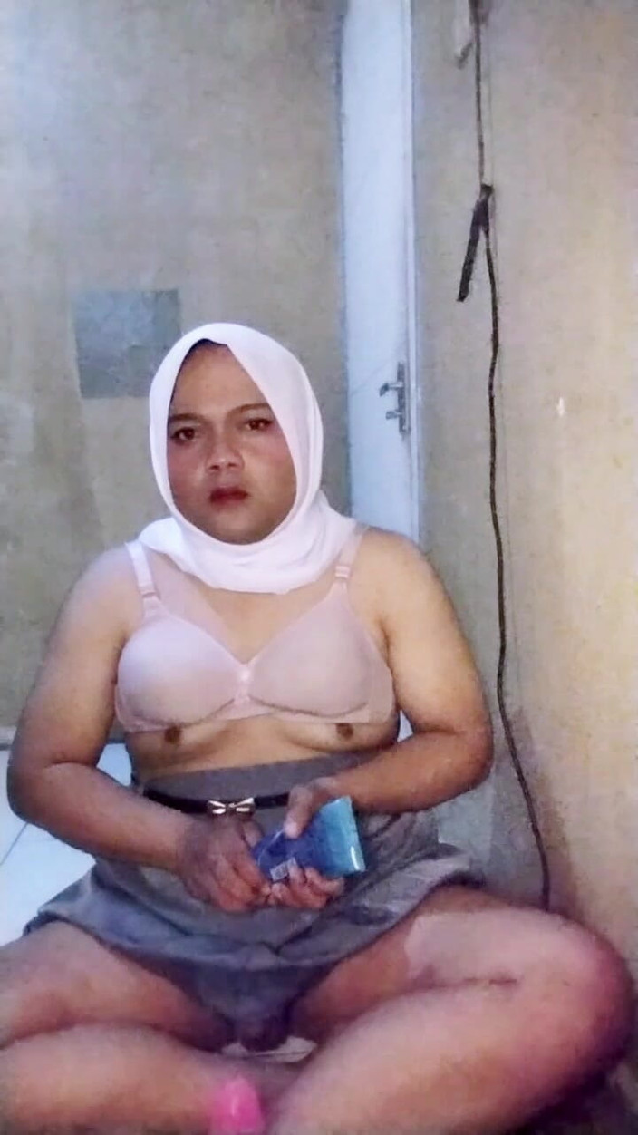 Ivvy Crossdresser: ヒジャブ・ワリアは再び高校の制服を着用し、ファンの野性的なファンタジーを叶える