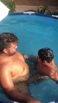 Soțul vitreg suge sfârcurile și Gras gay suge pula