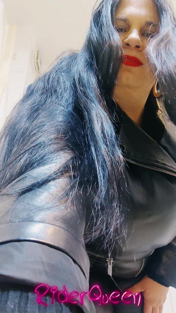 Only Riderqueen BBW Step Mom Latina Alone: Riderqueen被干，粉丝和追随者的视频