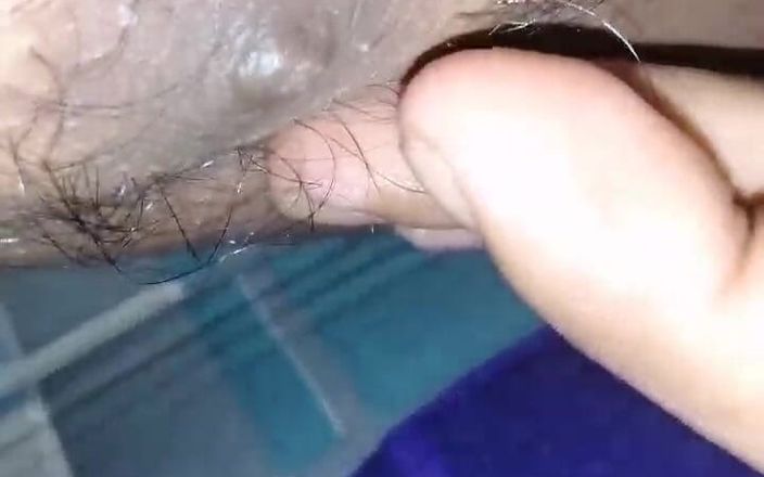 Home cast: Niño desnudo mostrando su pene en la cama