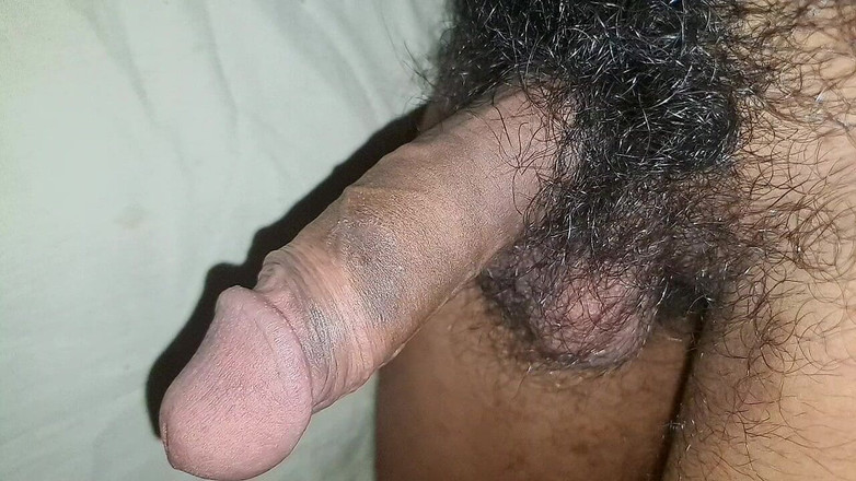 Desi_Porn_India: Mladý indický chlapec ukazuje svého velkého čůráka, část 1.