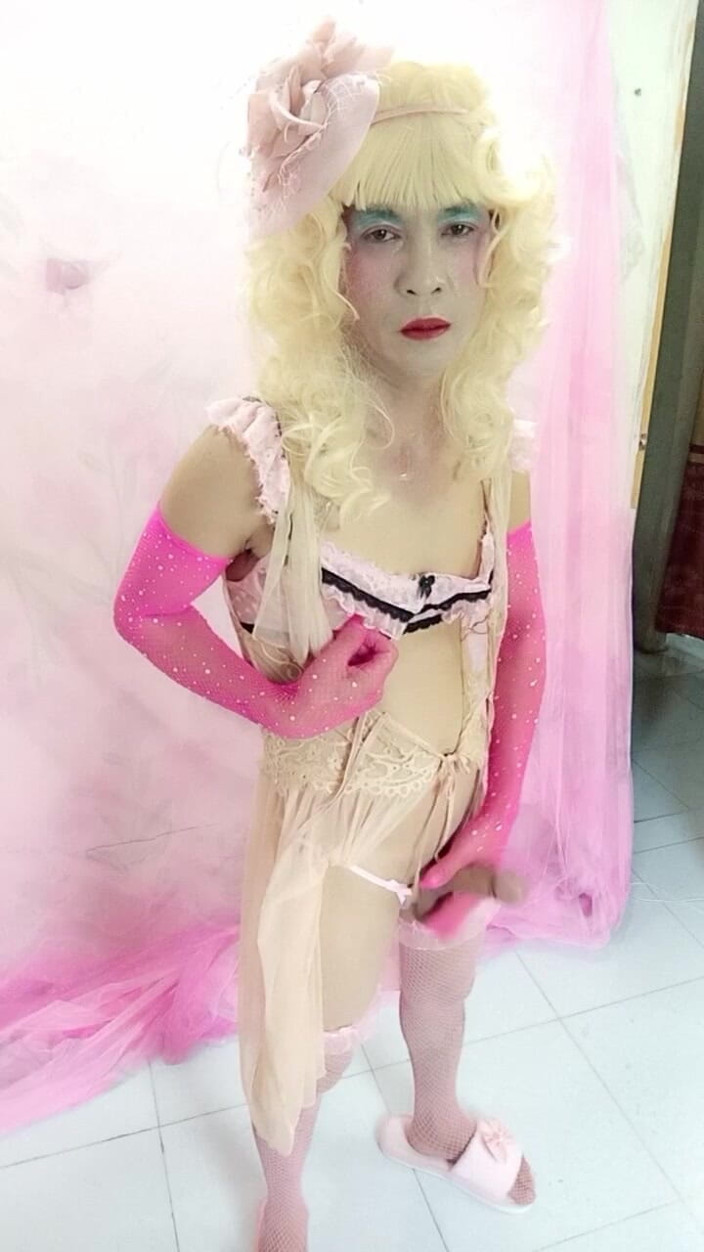 nguyen dang thien tri: Oanh Le yang memakai pakaian seksi adalah swafoto