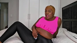 Aku lagi asik muasin memekku pakai permen karet sambil dientot habis-habisan