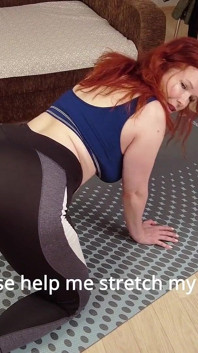 Aiutando la mia matrigna calda con stretching dopo l'allenamento e, Sì l'ho scopata