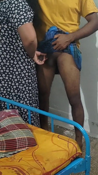 Eu coloco minha mão dentro da camisinha de Andy e massageei seus seios e fiz sexo com ela