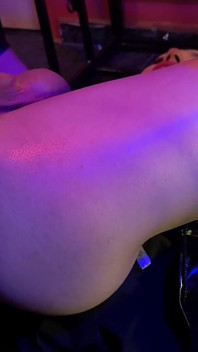 Legare transsexuală - Ashe Vex în latex cu ulei este legat, degetat și masturbat anal cu vibrator de Daniela Zhukov