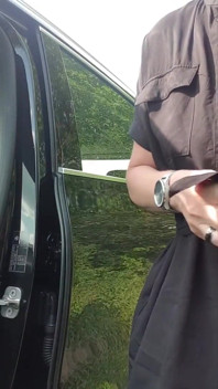 Julie sprutar igen på parkeringen