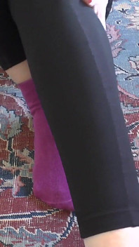 In primo luogo, i calzini vengono aspirati, quindi strofinati e poi ricoperti di sperma, POV, JOI