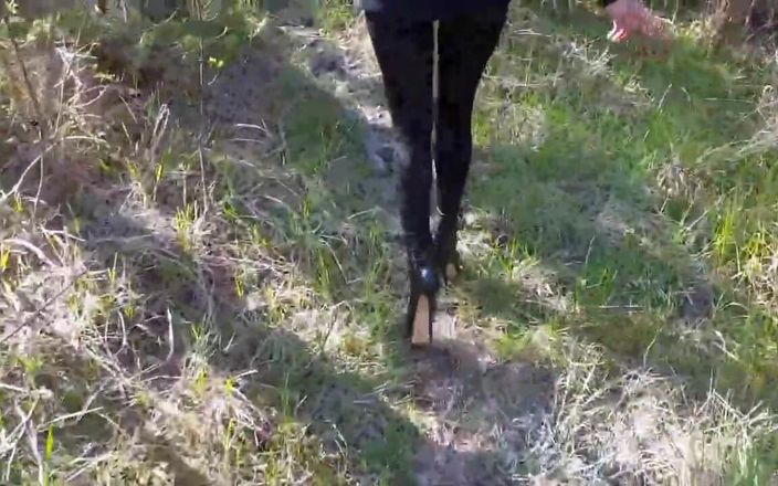 LauraOnHeels: Sepatu hak tinggi dan jalan-jalan di hutan