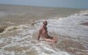 Alexa Cosmic: Nadando, salpicando y posando desnudo en el mar ...