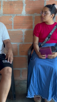 Dia datang ke rumah saya untuk mengkhotbahkan Firman dan saya mengajarnya rumah saya.