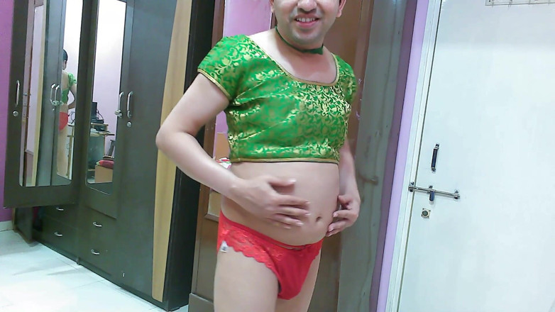 Cute & Nude Crossdresser: Sladký sissy crossdresser femboy Sladké lízátko v topu a kalhotkách.