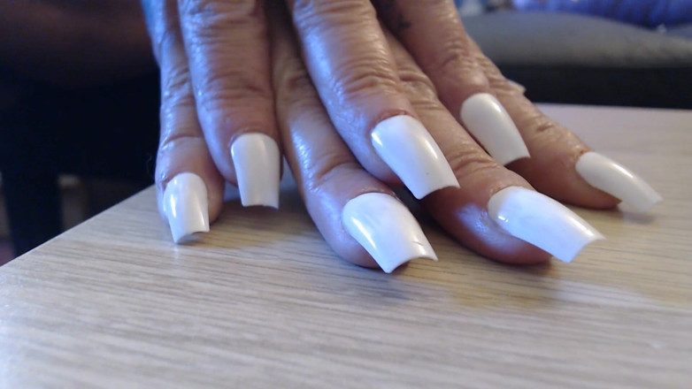Abby Anna: Tocco cliccando unghie bianche