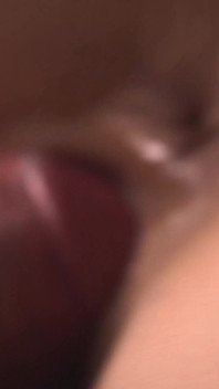 La ragazza gioca con la lingua con la briglia del mio pene e ottiene una doppia porzione di sperma nella sua figa