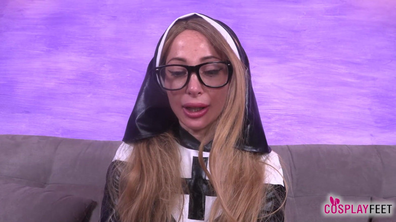 Feet & Cosplay: Blonde Bombshell Ania sebagai biarawati seksi dalam stoking hitam