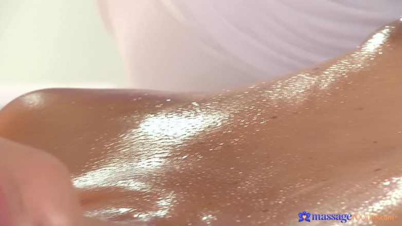 Massage Rooms: Massage Rooms - гибкая массажистка учит ее лесбийским путям