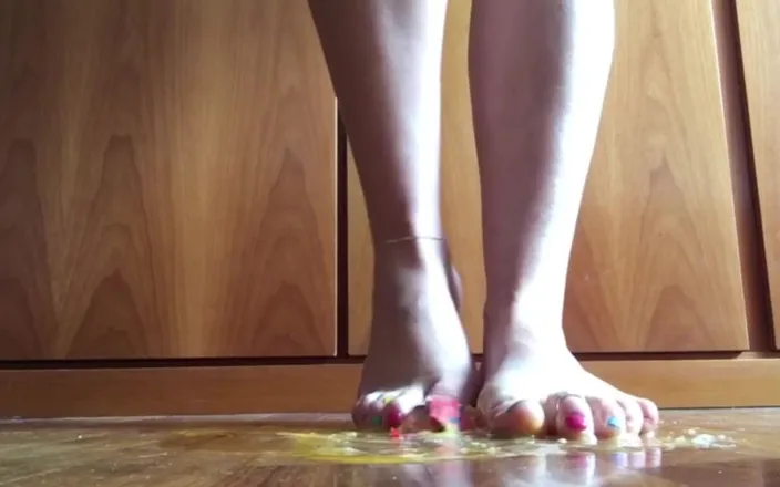Niki studio: Sexy High Heels Crushing Egg
