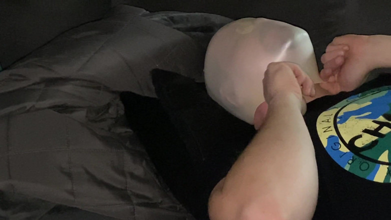 ButHoleDildoLover: Mitt tredje andningsspel - jag blåser upp min latexglovemask