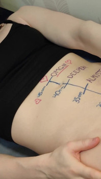 Body Writing, bauchbeule mit stoßenem dildo und abspritzen