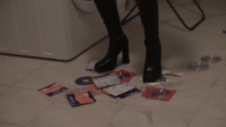 Foot Girls: La bionda schiaccia facendo un casino con i suoi tacchi...