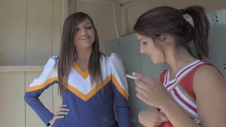 Hot Lesbians X: Lesbische Cheerleaderinnen Cassandra Nix und Mary Jane Johnson lecken muschi.