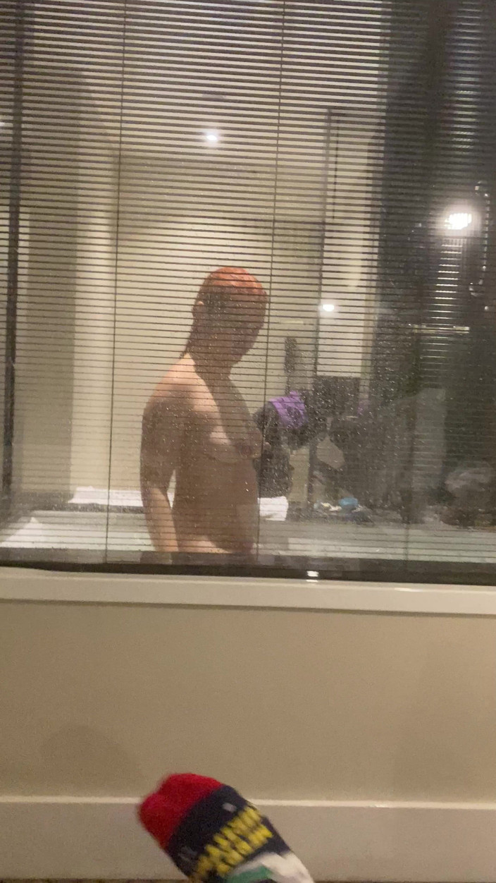 Hairy couple: Cam invisibile nel bagno dell'hotel, guarda la donna rossa incinta...