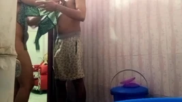 Индийскую невестку трахнул ее шурин в ванной
