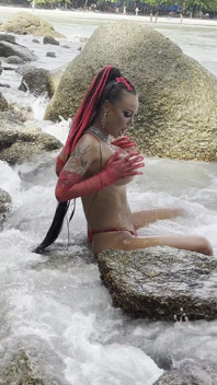 Monika fox si scopa i suoi buchi con un grosso dildo e si sditalina sulla costa