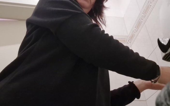 Nicoletta Embassi: Bela mijo peida stripteases em lojas e banheiros públicos super...