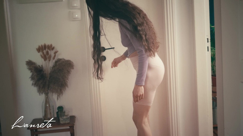 Lanreta: Aku nekat ngintip memekku lagi pamer memeknya yang bejat