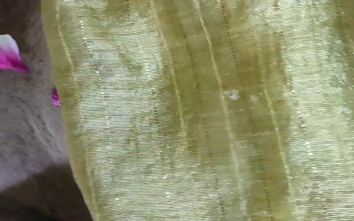 Gini272: 穿着黄色纱丽服的哥与丈夫和她的男朋友做爱出轨