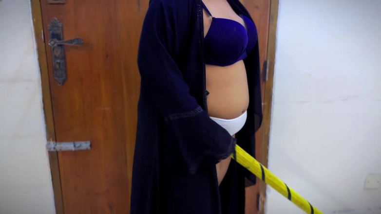 Aria Mia: モロッコ系のホットな継母がブラジャー、ヒジャブ、アバヤ、パンティを着用し、私の部屋を掃き回して誘惑しようとした