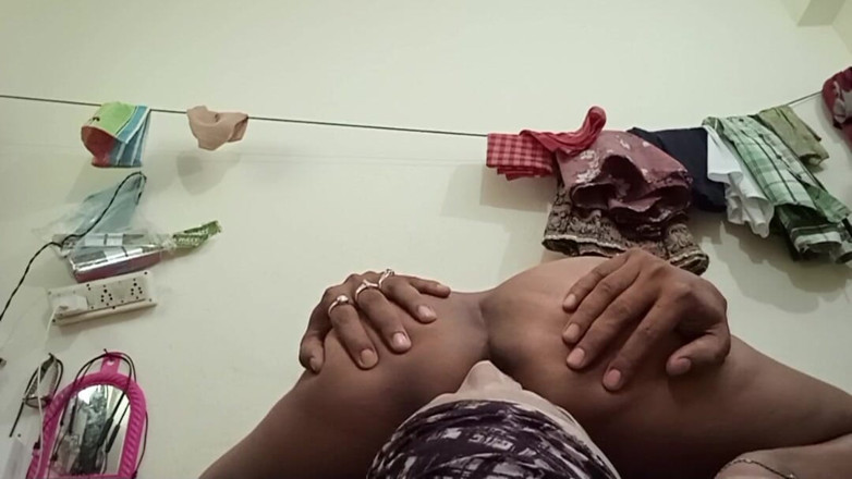 Real Couple 203: Büyük sulu götlü evli kadın kocasının yüzüne oturuyor