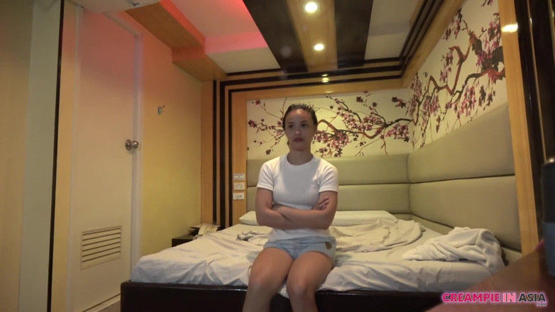 Creampie In Asia: 18 tahun, sangat imut, kulitnya sangat indah. Dia mendapat kontol...