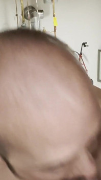 Mój kumpel pracuje nad wielkim grubym kutasem tatusia.