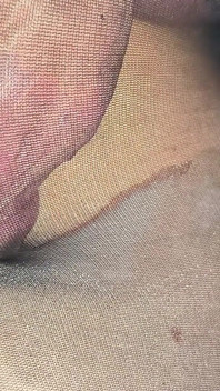 Mein riesiger harter Sissy-schwanz kommt in der geliehenen glänzenden sexy schwarzen strumpfhose und rotem tanga