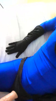 Sofi Goldfinger harika Zentai sakso çekiyor