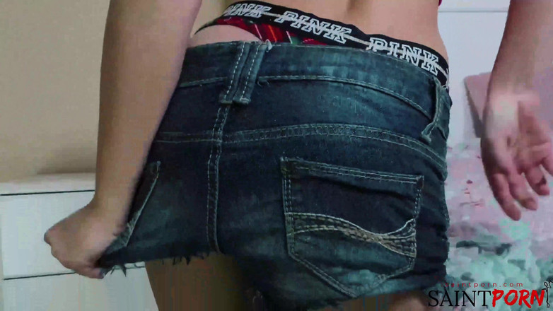 SaintPorn: Natalia Geme Mentre Mike Si Lingua Il Culo, La Scopa...