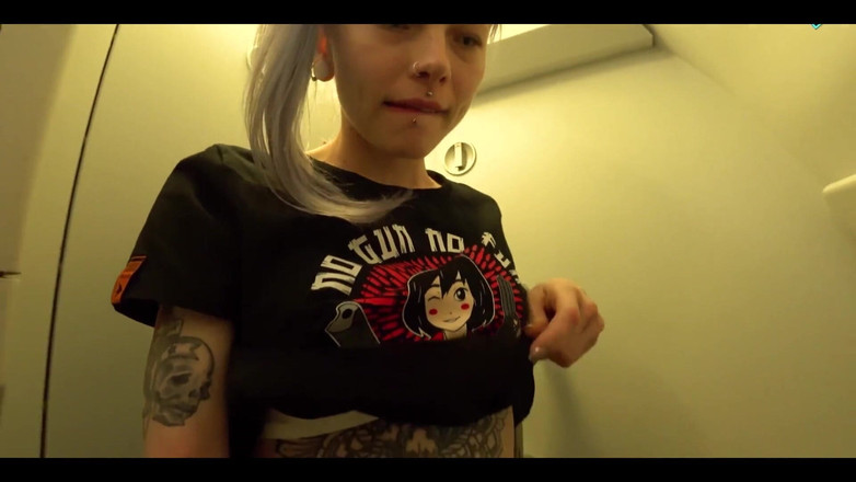 Karneli Bandi: Una cagna bollente si arrapa sull'aereo e si masturba in...