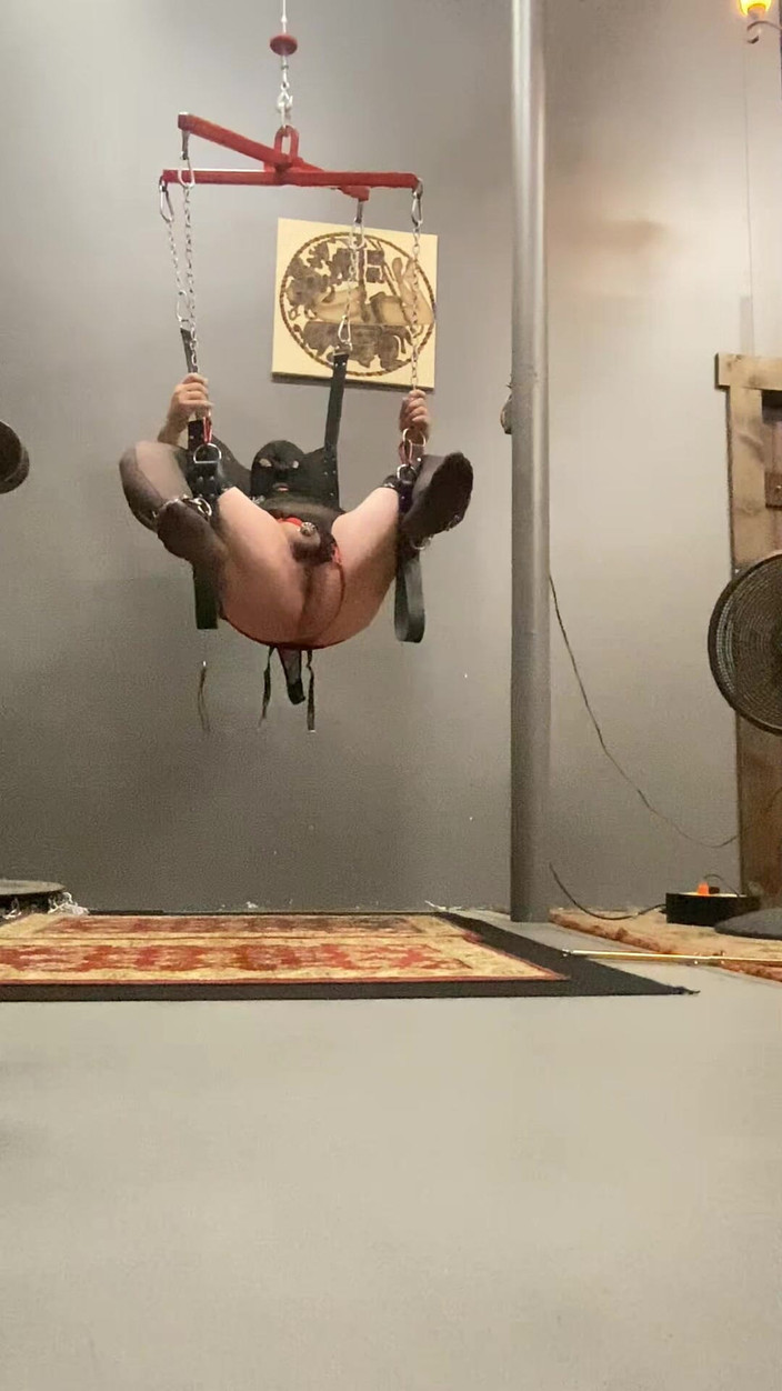 Mistress Scarlet Kiss: Mariquita con las manos libres se corre prematuramente en castidad...