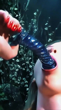 サニーレーンは彼女のおもちゃを彼女の引き締まったお尻の奥深くに突っ込んで、汚い一人乗りです