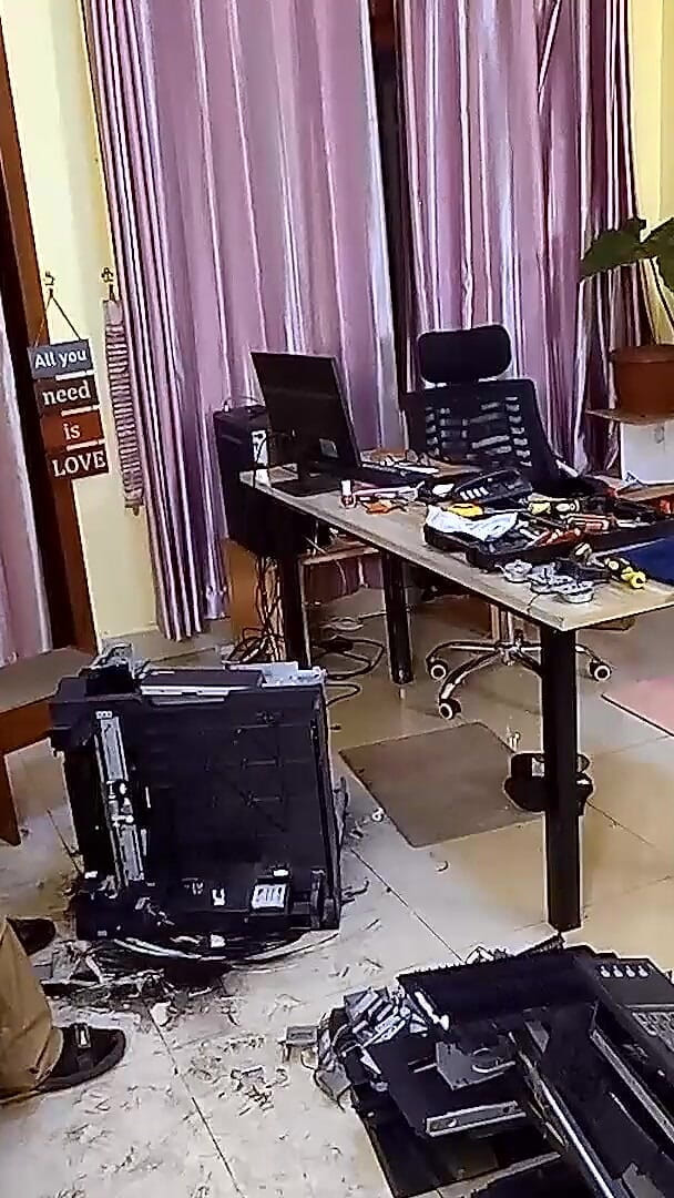 Three Days Fixing a Copier. Then It Breaks Again (Regina Noir) Three Days Fixing a Copier. Then It Breaks Again (Regina Noir)