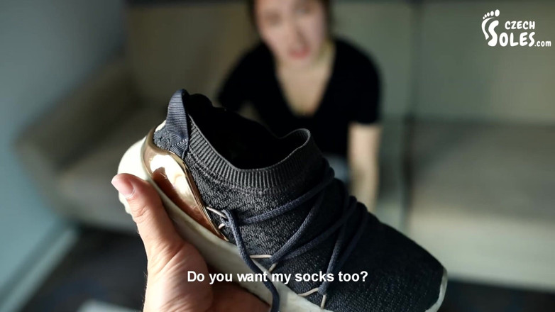 Czech Soles - foot fetish content: Suando pés asiáticos, meias e sapatos cheirando
