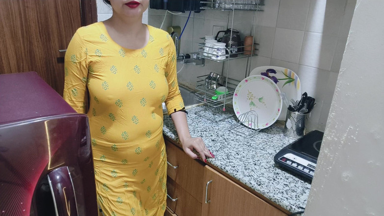 Saarabhabhi6: Najdu svou nadrženou nevlastní mámu v kuchyni - porno v hindštině