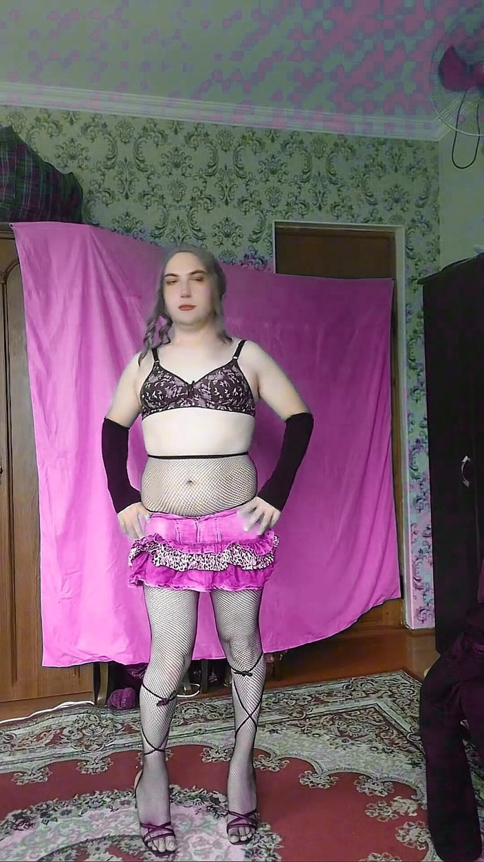 Kitty_Cross: Hete studente, cheerleader Sissy maakt een geweldige sexy uitvoering voor...