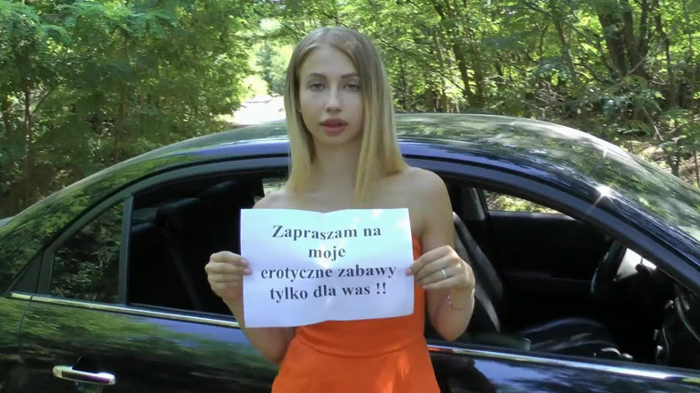 Dirty fantasy: Moja pasierbica masturbuje się w samochodzie