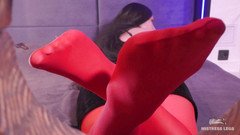 Mistress Legs: Sexy nohy paní v čirých červených punčochách škádlení nohou