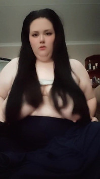 Asmr spielt mit langen haaren und riesigen titten