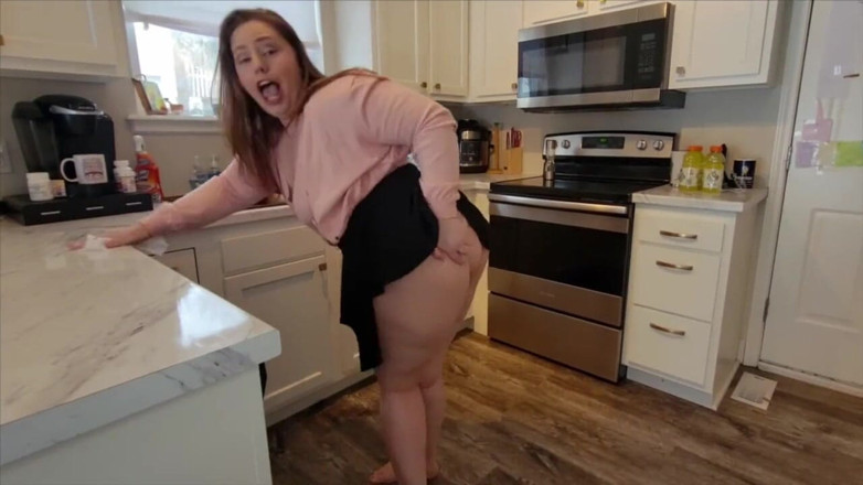 KinkyKatie: Lovense Flexer 바이브레이터를 사용하는 동안 부엌을 청소하는 찐 뚱뚱한 밀프 - 변태 Katie